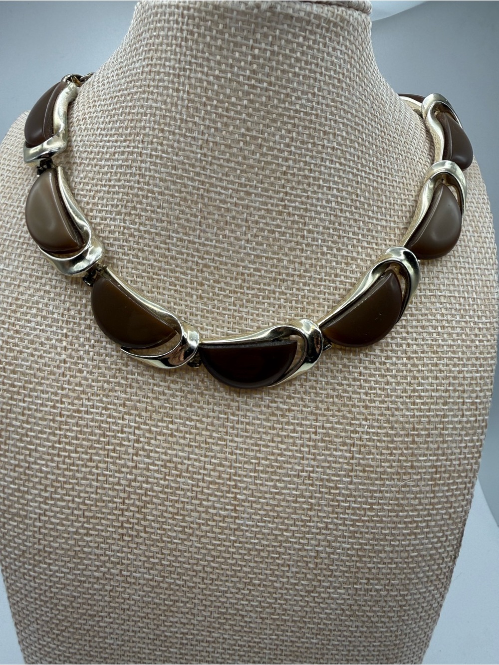 Vintage Signed Lisner Brown Thermoset Lucite Gold Tone Necklace – 16”